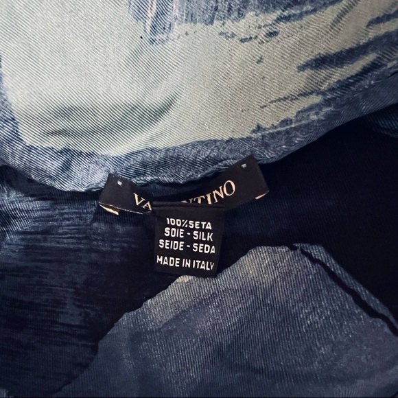 💙🌹Valentino 100% Silk Scarf💙 - Picture 4 of 4